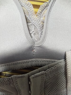 款式跟图片一样，就是做工不是很细致，线头有点多，能细致一点就更好了，大体来说还是不错的。