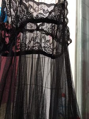 和图片一样，穿上很性感，料子也挺全的，不是硬的，快递棒棒哒。