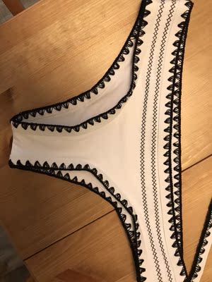 满好看，质量也不错。裤子有点小，但是L号肯定太大了。