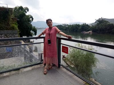 刚开始还担心不是真丝，现在穿起来越穿越舒服，很喜欢