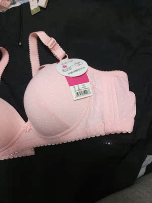 颜色粉嫩粉嫩的,试穿还算舒服,但是有薄海绵垫,夏天穿还是会热的。不过塑性还不错 颜色粉嫩粉嫩的,试穿还算舒服,但是有薄海绵垫,夏天穿还是会热的。不过塑性还不错