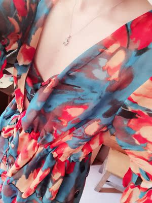 很喜欢，色彩斑斓，海边的一道风景