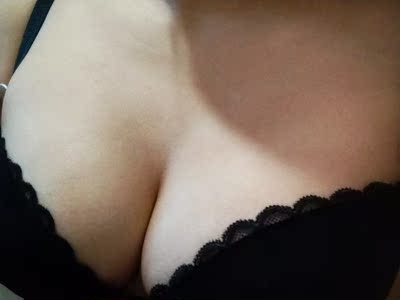 hh  有点不习惯前排扣的  不过非常合身  样式不错显得胸大😹