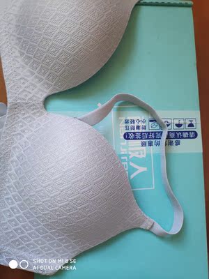 大爱呀，南极人这款胸衣超美的，又舒适，很适合小胸妹子。不足的是包不住副乳好尴尬哈若是三排扣就完美了。