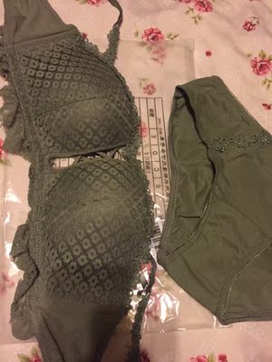 很好看 穿起来很清新的颜色 买的稍微大了一点 所以没那么聚拢 没有钢圈的内衣很舒服 下次再挑选一个浅色的 很好看 穿起来很清新的颜色 买的稍微大了一点 所以没那么聚拢 没有钢圈的内衣很舒服 下次再挑选一个浅色的