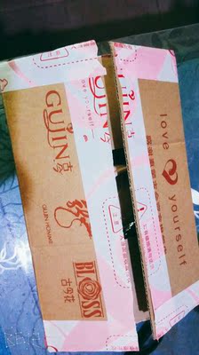 咳咳，用这个牌子最开始是因为绵羊油很滋润，觉得很适合秋冬干燥的时候用，现在看到有身体乳想着试一试，就买了&hellip;&hellip;   这个身体乳很香很香，真的是非常甜腻的香，还有就是类似绵羊油的特性，滋润但不够清爽，但是很适合秋冬干燥的时候，还不错哦(?-&omega;-`)对了?(???????)? 包装很严实，很放心(??&omega;`?)