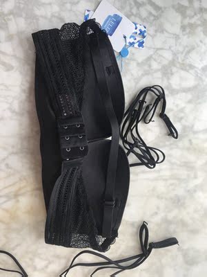 第一次在这里买文胸，一直担心会穿着不舒服，结果到家，打开一看，揉揉的，穿在身上也特别贴身，客服很耐心，快递也很给力，很快到家，很喜欢，价格便宜，一次买了2个，店家给的带子也非常贴心，怎么穿都舒服，下次还来买，也会介绍朋友来的！