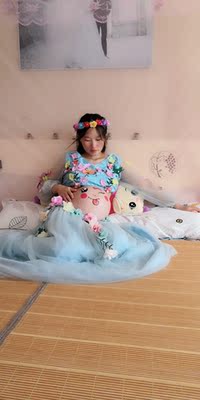 突发奇想，就搜索了网上租孕妇装，收到衣服都和新的一样，而且都很好看，让老公给拍的，省去了去影楼的钱，这样也能做个留念