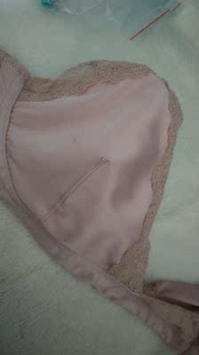 感觉虽然料子不错，但是还是心疼钱啊，这么多钱买了一层布，虽然有的评论说是不漏点，但是内衣罩杯中间构造就是有一个三角形状，就会凸起来， 穿上舒服但是没有型，内裤也没啥弹性，而且我也没见送我内衣排扣啊，就这样