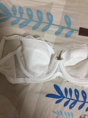 买了两件内衣，凑单又买了条内裤，质量都还行，就是有点纳闷，一样的码子一件偏大一件偏小，总体还行吧