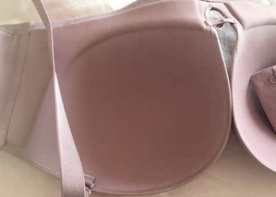 这个文胸我超级喜欢，搭配了内裤买的，穿上很舒服，大小也正合适，没有很厚的海绵，很透气，这款文胸是买过的最喜欢的一件，也是很优惠的女王节买的。