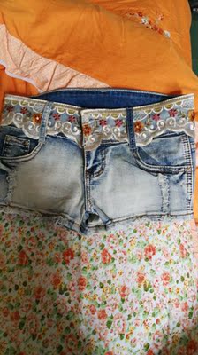 裤子非常好，我穿24的，买了25刚好，料子也舒服喜欢的朋友赶快下手吧！穿的跟图片一样，没色差，快递也棒棒哒，今天很开心，谢谢老板，祝你生意兴隆。