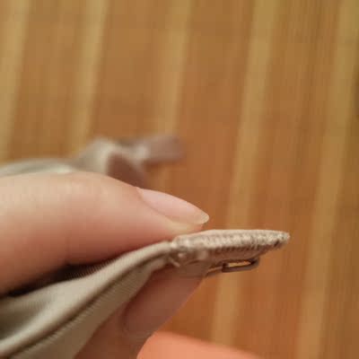 这款会扎肉，就是我拍的那个地方，而且穿起来不好看，会压胸