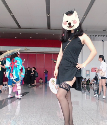 漫展上用的～一开始寄过来是破的，店主二话不说又寄了一双过来，好评