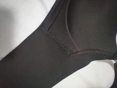 弹性很好，穿在身上也很舒服，唯一就是我不喜欢加厚很多的，虽然胸小，哈哈，还有那个肩带我特别喜欢，材质和内衣不一样，微闪的料子