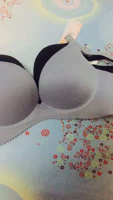 银灰色非常漂亮，我是老顾客了，内衣都是在点洋家买的。