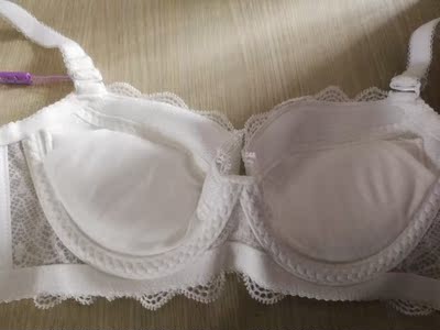 有点小，很聚拢，款式很好看。