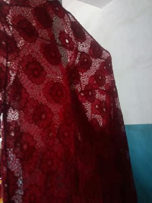 期待中的好货，薄丝柔和，舒适柔软，花纹非常漂亮，好喜欢。和卖家描述的一样。收到货就洗了。