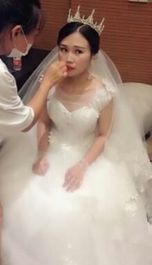 聚拢效果非常好，人生中最重要的日子里穿上婚纱自信满满的！真心好用，胸贴的粘性也非常好，拍婚纱照胶粘了一天还是那么的稳，撕下来也不会粘皮肤，比硅胶的轻盈透气，还有详细内容的说明书，超喜欢呢，戴起来也蛮方便的 视频教程很清晰，买的不亏，而且平时也可以穿一字肩或者露背的衣服，这个很棒哦，卖家也很温柔，耐心解答，胸贴的聚拢效果真是赞，真的是出乎我的意料啊，尺码也很准