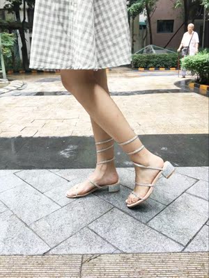 鞋子收到就试了噢 上脚好看的呢 仙仙的一款~今年流行这种鞋子呢 做工挺精致的 质量也挺不错的 喜欢噢~去公园溜达了一圈，刚开始有点不习惯，毕竟新鞋，穿了一会儿就好了，鞋子真的很舒服，一点也不勒脚，希望这样的良心商家越做越好吧！下次再来光顾