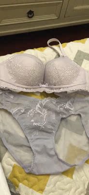 底裤质量很好，就是把颜色拍错了，和文胸的灰色不一样。