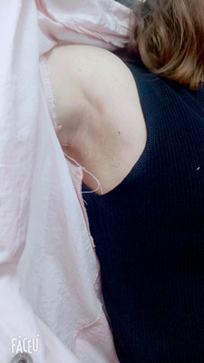 东西非常好用阿，下午收到就用了，真的非常好阿，那些差评哪里来的啊，可能是因为没操作好吧...还在犹豫的买家，真的可以放心了，我觉得这个用的时候太薄了应该不好用吧，应该涂那种不是很厚但也不是很薄的，而且用贴纸的时候，一定要用力按压，等到它就要跟透了的那样再很准稳的撕下，绝对OK...送了挺多东西，撕纸也不少阿，至于还在犹豫的买家我觉得不需要犹豫，真的真的真的很好用，最后声明我不是托，是托出门被chezhuang.下面图片是我帮我同事弄的一次性OK!