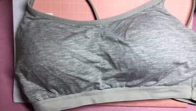 内衣聚拢效果很好，没有掉色，质量不错。价格很划算，很物美价廉了，这点非常棒无钢圈内衣很舒服，穿上没有压力，感觉像没穿一样！特别好！面料柔软舒适，也没有异味，很合适，自从看到别人穿着这一衣，穿出了女人的魅力，我也开始试穿了，一开始不习惯，慢慢的就离不开了，对这衣衣也很讲究了。选择的时候，很注意细节，真的每次回来的都不错，而且尺码也是很合适的，满意，贴身不空杯，下围也合适，价格也是超便宜啊，包装也特别用心，强烈推荐，很舒服的面料～棉垫是固定的呢，方便清洗和收纳，非常满意，以后内衣就选这家，已经收藏店铺，方便以后购买，喜欢的朋友放心选购吧！