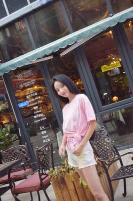 裤子的版型很喜欢 s码刚刚好 显腰身 颜色真得是美美哒 也容易搭配衣服 牛仔的面料也柔软 好评。