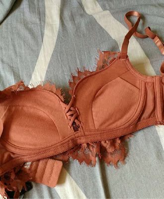 很漂亮的钻红色的,一眼看着像小爱心没有,哈哈,是很舒服的棉料,已经在安娜家买过好多次内衣,都挺不错的呢,而且客服也棒棒哒 很漂亮的钻红色的,一眼看着像小爱心没有,哈哈,是很舒服的棉料,已经在安娜家买过好多次内衣,都挺不错的呢,而且客服也棒棒哒