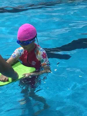 没有模特拍的效果好，但是实际感觉穿着确实挺好看的，下水后也不会因为掉裤子而感到尴尬，宝贝也很喜欢，建议拍大一号，这样穿着舒服