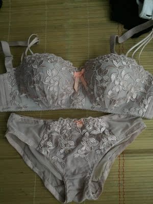 非常好看。我只穿了一套 连忙拍照晒图 我很喜欢。以后买内衣内裤就在你家买了。又好看又实惠 包装真的很高大上的 喜欢的不行 第一次评论这么多的