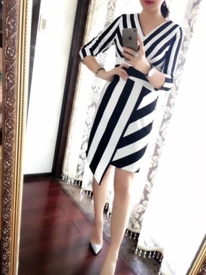 刚开始不会穿，咨询了客服，客服很贴心的发了穿戴的视频，自己照着视频贴了两三次效果棒棒哒。胸贴质量很好，和描述图片一样，质感和粘贴性都很好，码数也很标准，穿了一天还很粘，出汗也没有掉，穿了后配裙子很美，贴的时候要竖着贴，聚拢效果会更好些，这个比我在实体店里买的还好，很合适，很柔软，亲肤，有聚拢的效果，穿上很舒适，发货也很速度，赞~东西不错，物美价廉。谢谢客服发的视频链接，第一次使用，果然不错哦，意外的惊喜呢，嘻嘻。