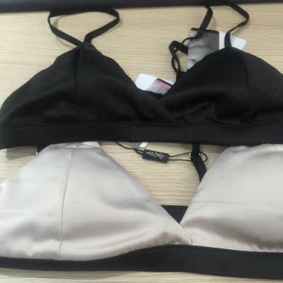 内衣好舒服哦，穿戴后上身没有什么束缚感，穿着这款内衣之后整天都感觉好轻松呀。胸部不会感觉有压力，以前买过类似的内衣穿了都好不舒服的，一开始不懂怎么选尺码，这款是问了你们家客服小姐姐之后我才选下的，收到后尺码罩杯大小都合适呀，价格在能接收的范围内， 蛮不错的一家，服务得好贴心，罩杯材质也好柔软触感真是相当的好呀，不错，心情棒棒的！