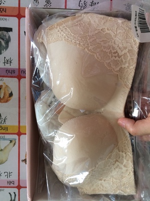 内衣收到货几天啦，之前去实体店看过了，试过了，回来后就网上看了一下，款式一样的，比实体店便宜好多，后面就网购了，没想到货回来了，质量跟实体店的一样，是正品，穿着刚合适，也很舒服，很满意的，好评，有需要还会下一次光临的，