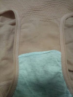 内裤质量不错。颜色也挺好看的。没有色差。是纯棉的。贴身穿不错。很满意。做工非常精细。没有线头。布料特别柔软。价格挺划算的。以后内裤就选定这家了。