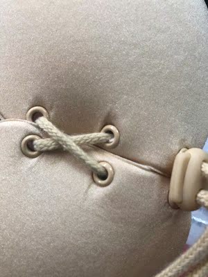 到货了洗完了就试穿了哈，白天逛街的时候没见走位，晚上回家脱了一点嘞痕都没有的.这样的效果已经很满意了！而且在身上非常舒服，没有一点束缚感。整体还是可以的！粘性好不会脱落的哈。以后需要还会来买，好评5分