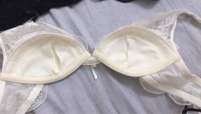 之前看评论说底围偏小，然后就买大了一码，刚回来试了一下，感觉还是买回原本的码数好，现在买大一码要扣到第三个扣才合适，之前买的一款就是因为底围偏小勒了一点，真是心碎啊，又懒得退。这款舒适度一般，没之前买的两款好，而且有插垫更加不贴杯，拆下来就好点了，不过还是不够贴，这款应该有钢圈的会好一点。还是黑色好看点！而且这款的杯稍微有一点硬，没我之前买的两款软，不过毕竟一分钱一分货！贵有它贵的道理的！