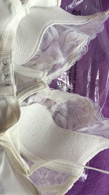 这款文胸看着挺漂亮的,我按平时码来买的,发现罩杯偏大了,空杯现象比较严重,穿着效果比较差,应该买小一码的。文胸特别应该是很轻薄,只有薄薄一层,好尬的是连naitou都会显得非常清楚,外面穿的是浅色衣服的话就比较不合适了,只得穿深色的。 这款文胸看着挺漂亮的,我按平时码来买的,发现罩杯偏大了,空杯现象比较严重,穿着效果比较差,应该买小一码的。文胸特别应该是很轻薄,只有薄薄一层,好尬的是连naitou都会显得非常清楚,外面穿的是浅色衣服的话就比较不合适了,只得穿深色的。