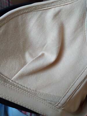 第4次买了 可是为啥这个给我发的货又是这样的！又没有缝合，松垮垮的老是不贴。以前在你家买的灰色，肉色都不是这样的。那个肉色的缝合了的就是以前你家买的 看图