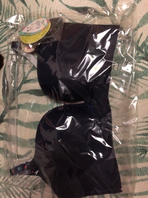 还送了内衣一家 触感柔软细腻 夏天喜欢薄的 设计很创意 外面藏蓝里面有小心思的图案 很特别很喜欢 穿起来凉快舒适 