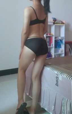 内衣和内裤一套的穿起来很好看，有点小性感。只怪自己胸太小了，这件穿起来还是有点胸的。内衣的那两根带子设计的真心不错。推荐大家买哦