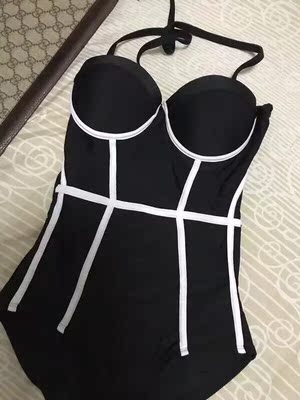 超级显瘦，屁股有点大都很担心屁股那里挤，结果完全能接受。身高160，重96，腰部和屁股肉肉最多了，S很合适。同事都说好看，链接都要去了，