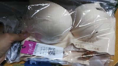 好评好评~绝对好评~ 第一,老板用的是好袋子装的,银色的,感觉很高大上Ծ‸Ծ 第二,内衣质量挺好的,摸着很舒服,满意满意~ 唯一不好的是,感觉内衣偏小一码,平时我穿的都是34B的,可是这个好勒人,想换货,可是感觉有点麻烦Ծ‸Ծ 好评好评~绝对好评~ 第一,老板用的是好袋子装的,银色的,感觉很高大上Ծ‸Ծ 第二,内衣质量挺好的,摸着很舒服,满意满意~ 唯一不好的是,感觉内衣偏小一码,平时我穿的都是34B的,可是这个好勒人,想换货,可是感觉有点麻烦Ծ‸Ծ