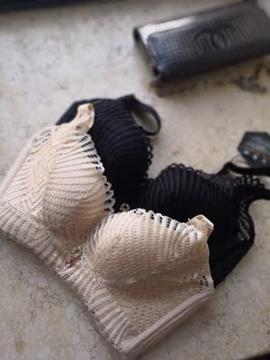 我生完小孩副乳比较多,刚试了一下感觉那里不对劲,售后的老师指导了一下还给了调拨视频看了2次,原来一直不关注这些东西,拿起内衣就往上套的那种,哎。以前不懂穿内衣还要什么方法,练习了几次,拨了几下副乳就进去了,这件内衣是侧面是加高的,不会总跑,非常聚胸,,我的超严重的副乳也不会害怕了,头一次在淘宝买内衣 ,一直怕不合身,!看来生完孩子喂完奶的胸全靠她了。卖家的专业的没得说,售前售后,各种咨询,问多了也不嫌烦。自己量好上胸围和下胸围,卖家推荐的尺寸,很准确。建议不要按照之前自己拍的尺寸下单,一定要问客服。小胸很建议,不喜欢穿的太厚的妹子,这种就刚刚合适。 我生完小孩副乳比较多,刚试了一下感觉那里不对劲,售后的老师指导了一下还给了调拨视频看了2次,原来一直不关注这些东西,拿起内衣就往上套的那种,哎。以前不懂穿内衣还要什么方法,练习了几次,拨了几下副乳就进去了,这件内衣是侧面是加高的,不会总跑,非常聚胸,,我的超严重的副乳也不会害怕了,头一次在淘宝买内衣 ,一直怕不合身,!看来生完孩子喂完奶的胸全靠她了。卖家的专业的没得说,售前售后,各种咨询,问多了也不嫌烦。自己量好上胸围和下胸围,卖家推荐的尺寸,很准确。建议不要按照之前自己拍的尺寸下单,一定要问客服。小胸很建议,不喜欢穿的太厚的妹子,这种就刚刚合适。