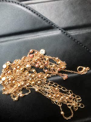 一点也不满意感觉被骗了买的时候这款有两种价格贵一点的说保色我才带了一会就掉色了而且连还断了质量特别次