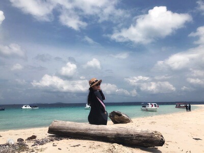 三天就收到了，衣服质量很好，做工精细，柔软的面料穿在身上很舒服，衣服有弹力穿在身上没有紧绷的感觉，胸垫的地方可以取出来，脖子也不会感觉到紧，拉链头上的地方是有防护的，不用担心拉链会卡脖子 很好穿脱，设计很新颖很时尚，很凸显身材曲线，修身显瘦显腿长，整体感觉气质优雅，很满意