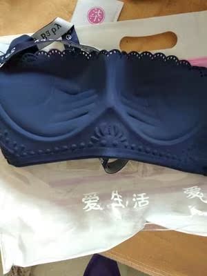 穿起来没有束缚也特别舒适，而且做工也非常好，穿身上非常贴身很舒服也不嘞，很舒适不勒胸，穿着透气没有束缚感，特别舒服，下水洗了不掉色不变形！她家便宜质量又好！颜色也正就是效果超级好！胸大胸小穿都很好看，胸不外扩也不下垂。胸小的我也有沟了！跟很多无钢圈内衣不同的是会存在跑位或者抬胳膊就往上走的情况，拍了照片供参考，真心觉得非常好看，非常漂亮，晚上睡觉都不用脱！透气耐穿耐用还舒适，性价比简直超高