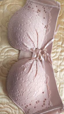 颜色漂亮，聚拢效果好，物美价廉，质量挺好的，服务态度很好满意的一次购物！