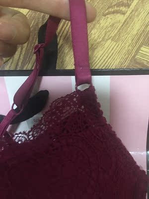 号码刚好 适合胸小美眉 颜色偏深 文胸后背带很漂亮 内裤超性感