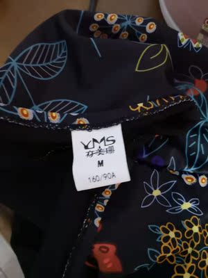 衣服质量不错，客服不负责，说好的改码数，确没有改，回来有点小😞